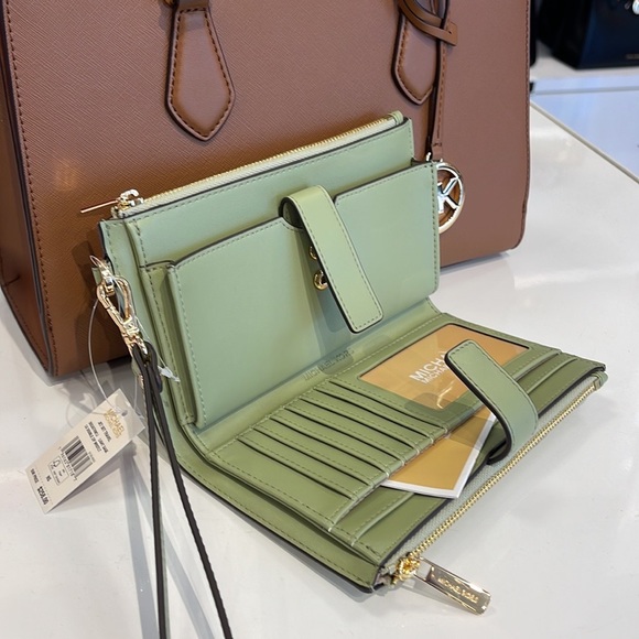 MICHAEL KORS JET SET TRAVEL 35S3GTVW7J LIGHT SAGE LG DOUBLE ZIP WRISTLET-WALLET - Picture 16 of 16